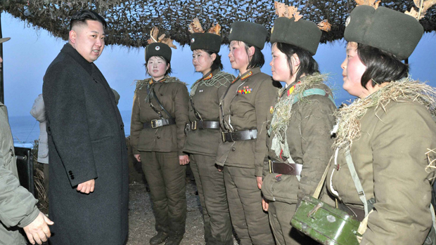 Kim Jong-un conversa com soldados femininas