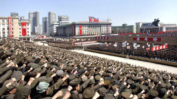 Imagem divulgada pela agência oficial norte-coreana de ato em Pyongyang em preparação para possível guerra contra EUA e Coreia do Sul