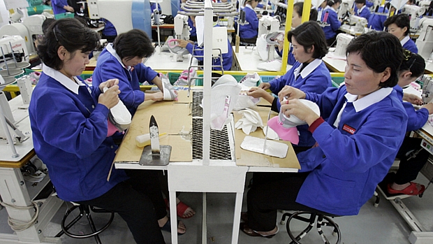 Imagem de arquivo mostra trabalhadoras norte-coreanas em Kaesong fabricando sapatos para empresa da Coreia do Sul