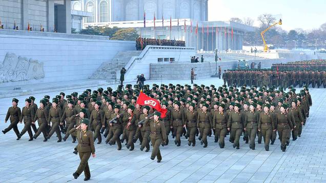 Norte-coreanos durante exercício militar, em 14/03/2013