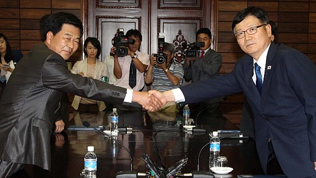 Aproximação: aperto de mãos entre os ministros Park Chol-Su, da Coreia do Norte, e Suh Ho, da Coreia do Sul