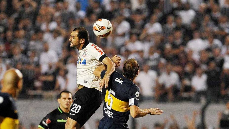 Dividida entre Danilo e Somaza, durante jogo entre Corinthians e Boca Juniors, pela copa Libertadores, no estádio Pacaembu em São Paulo