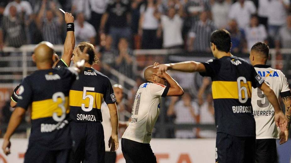 Emerson lamenta cartão, durante jogo entre Corinthians e Boca Juniors, pela copa Libertadores, no estádio Pacaembu em São Paulo