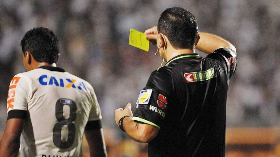 Paulinho recebe cartão amarelo durante jogo entre Corinthians e Boca Juniors, pela copa Libertadores no estádio Pacaembu em São Paulo