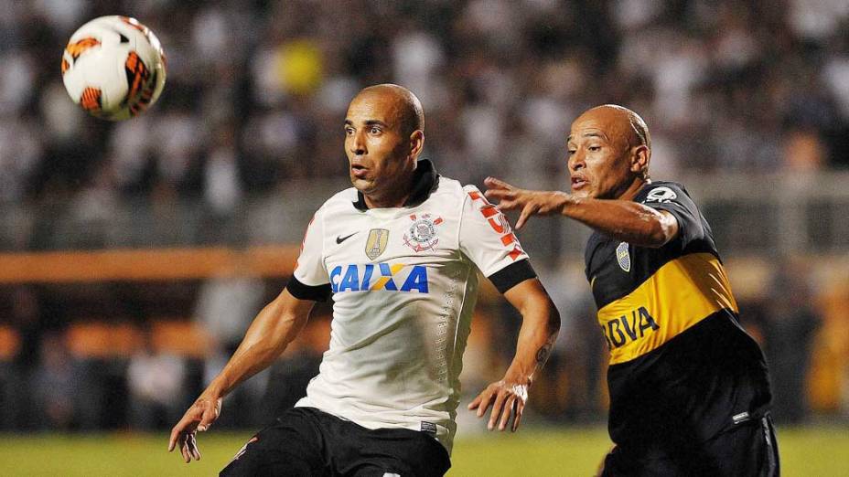 Disputa de bola durante jogo, pela copa Libertadores no estádio Pacaembu em São Paulo