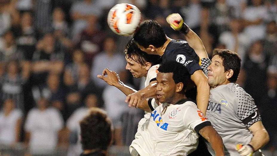 Disputa de bola durante jogo, pela copa Libertadores no estádio Pacaembu em São Paulo
