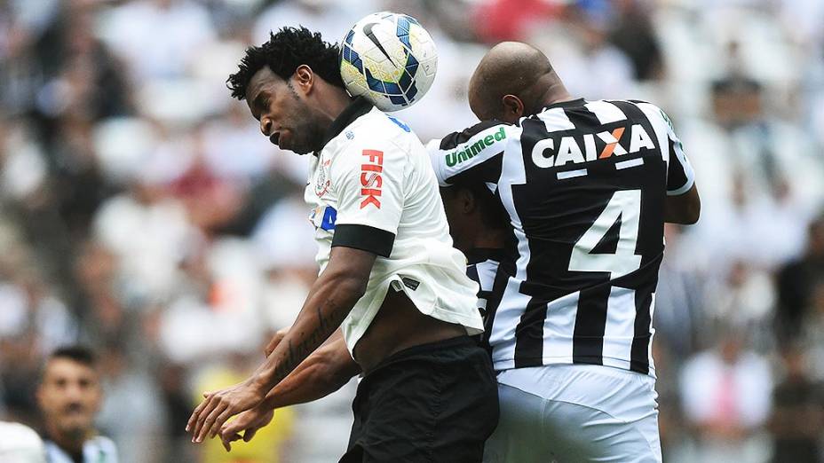 Gil disputa a bola com Thaigo Heleno, do Figueirense, na estreia do Itaquerão pelo Campeonato Brasileiro