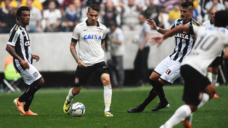 Guerrero dá passe para Jadson no jogo entre Corinthians e Figueirense, na estreia do Itaquerão pelo Campeonato Brasileiro