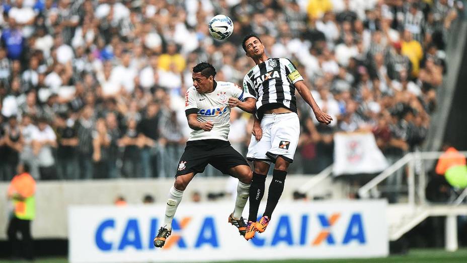Ralf e Ricardo Bueno disputam bola na partida entre Corinthians e Figueirense
