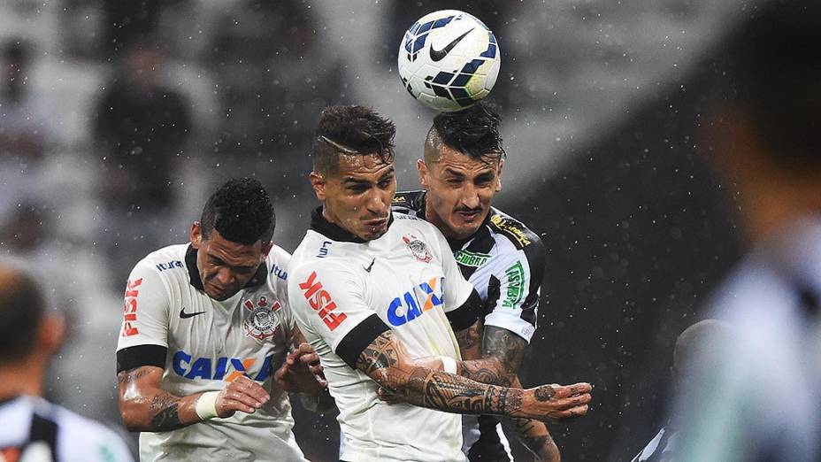 Guerrero disputa a bola com Marquinhos, do Figueirense, na estreia do Itaquerão pelo Campeonato Brasileiro