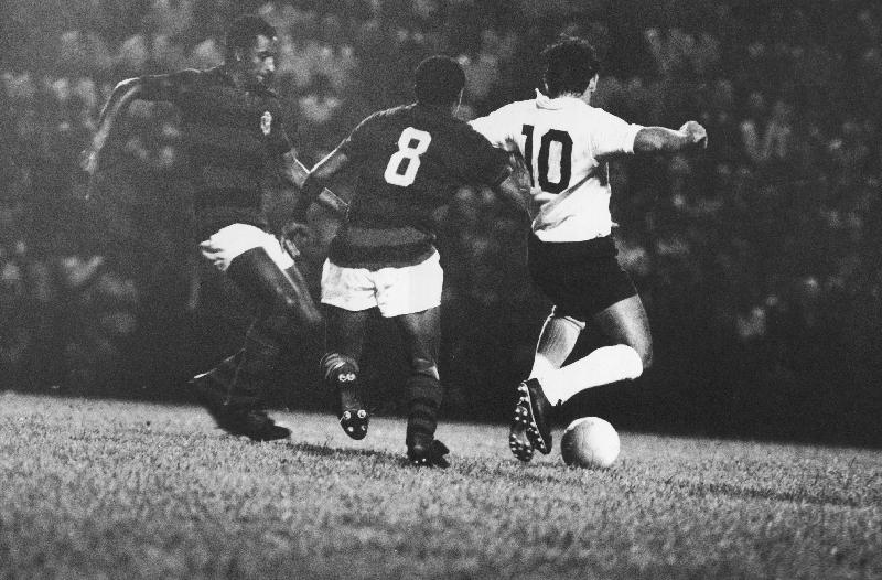 Rivellino, do Corinthians, em jogo válido pelo Torneio do Povo em 1971