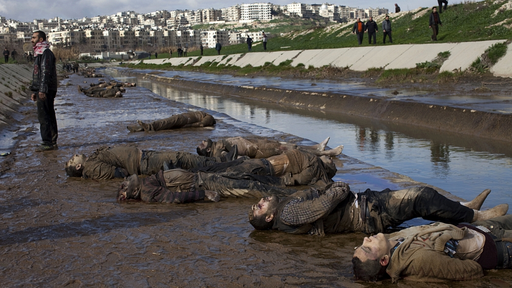 Dezenas de corpos não identificados foram encontrados em rio na Síria