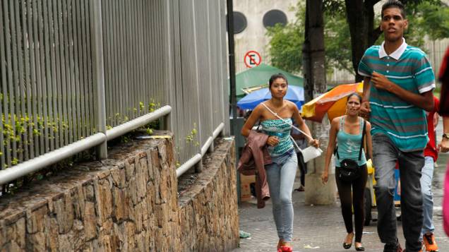 Estudantes correm para chegar a tempo de realizar a prova do Enem 2013 neste domingo, no campus da Uninove, na zona Oeste de São Paulo