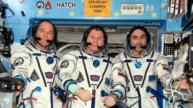 O astronauta americano Kevin Ford e os cosmonautas russos Oleg Novitskiy e Evgeny Tarelkin, na Estação Espacial Internacional