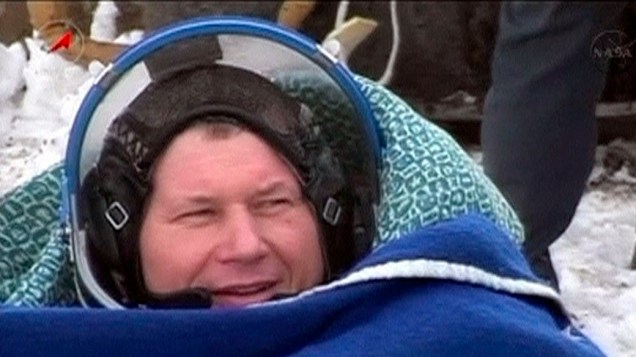 O cosmonauta russo Oleg Novitskiy, após aterissagem da cápsula Soyuz, no Cazaquistão