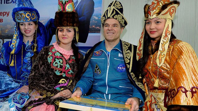 O astronauta Kevin Ford, integrante da Expedição 34, posa para a foto com roupa tradicional cazaque após aterissagem da cápsula Soyuz, no Cazaquistão