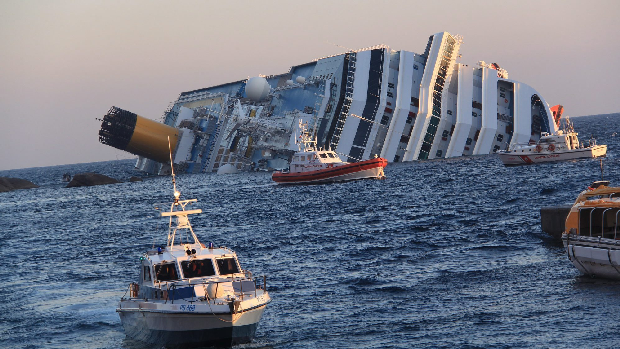 O navio Costa Concordia encalhou e tombou próximo à ilha de Giglio, na Itália