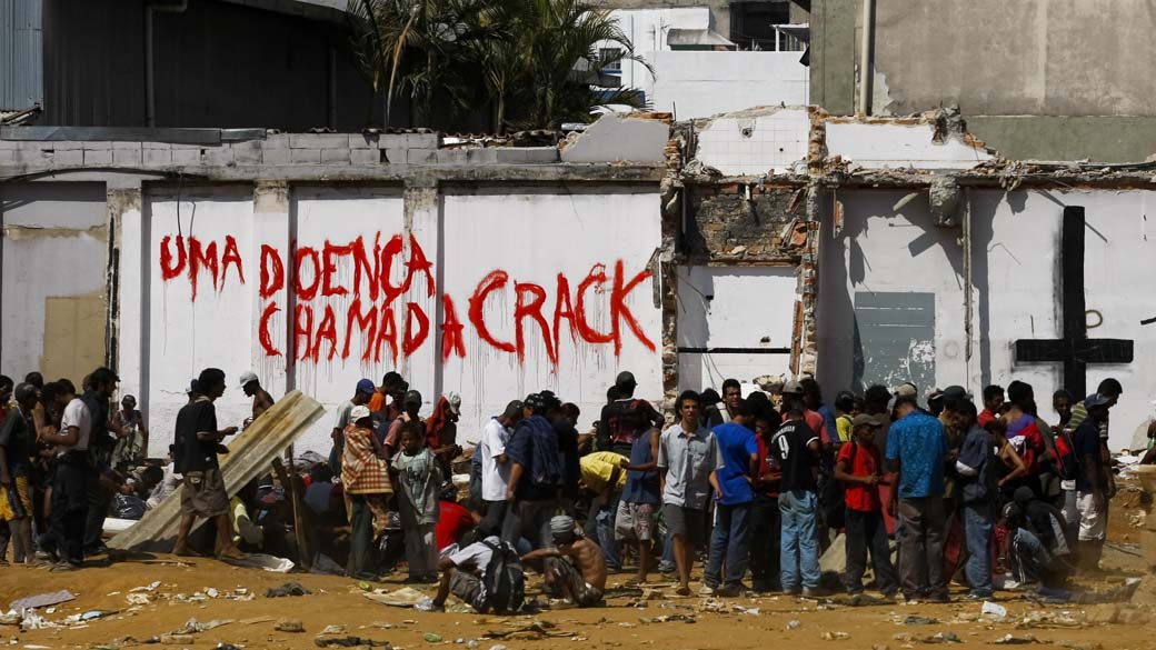 Grupo de usuários de drogas consomem crack em terreno na Rua Helvetia com a Alameda Barão de Piracicaba, no centro de São Paulo