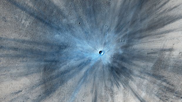 Cratera em Marte: expulsão da poeira avermelhada deixou exposta tonalidade azul
