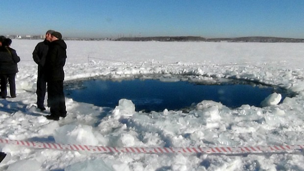 <p>Após queda de meteorito, cratera é encontrada em lago da Rússia</p>