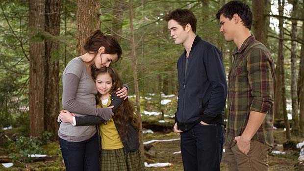 Kristen Stewart, Taylor Lautner, Robert Pattinson e Mackenzie Foy em cena de Crepúsculo: Amanhecer - Parte 2