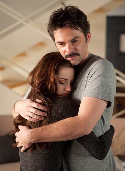Billy Burke e Kristen Stewart em cena de Crepúsculo: Amanhecer - Parte 2