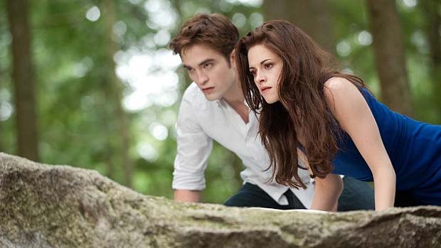 Kristen Stewart e Robert Pattinson em cena de Crepúsculo: Amanhecer - Parte 2