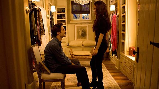 Kristen Stewart e Robert Pattinson em cena de Crepúsculo: Amanhecer - Parte 2