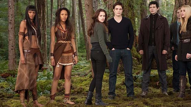 Peter Facinelli, Christian Camargo, Judith Shekoni, Robert Pattinson, Kristen Stewart e Tracey Heggins em cena de Crepúsculo: Amanhecer - Parte 2