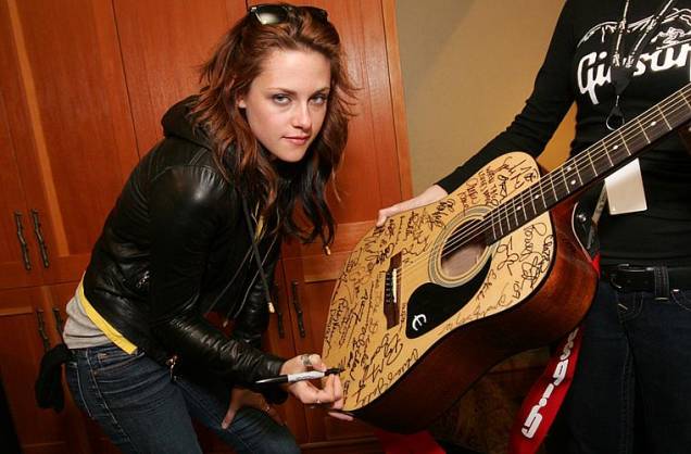 Kristen autografa um violão no Film Festival, nos Estados Unidos, em janeiro de 2009.
