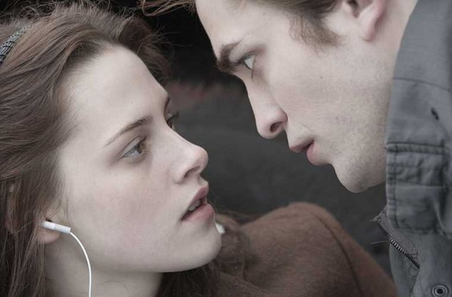 Robert Pattinson como o vampiro Edward, que se apaixona por Bella (Kristen Stewart).