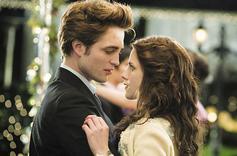 Bella pede que Edward a transforme em vampira no baile de formatura do colégio.