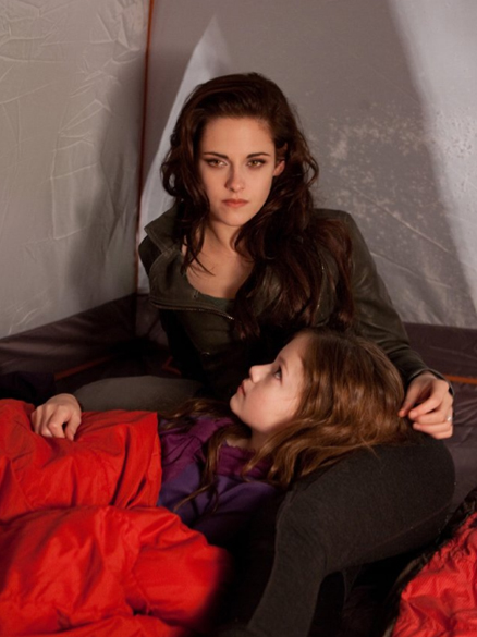 Kristen Stewart e Mackenzie Foy no filme Crepúsculo: Amanhecer - Parte 2