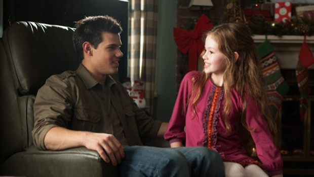 Taylor Lautner e Mackenzie Foy no filme Crepúsculo: Amanhecer - Parte 2