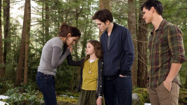 Kristen Stewart, Robert Pattinson, Mackenzie Foy e Taylor Lautner no filme Crepúsculo: Amanhecer - Parte 2