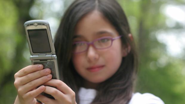 Cuidado redobrado: deve ser evitado o uso de celular por crianças e adolescentes. Sem ter o cérebro plenamente desenvolvido, correm maior risco de desenvolver gliomas