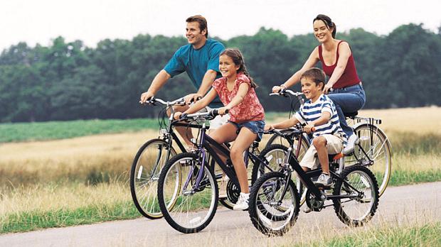 Família andando de bicicleta