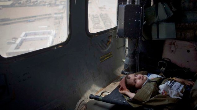 Menina afegã a caminho de um hospital militar em Helmand, Afeganistão. A criança foi socorrida por militares americanos depois de cair de um caminhão e sofrer ferimentos na cabeça