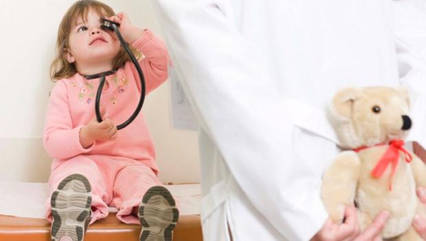 Durante a consulta, o especialista precisa olhar a criança como um todo - não apenas em busca de sintomas de possíveis doenças