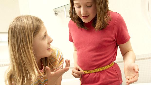 Criança medindo a cintura