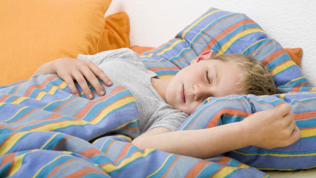 Sono: Aumentar a quantidade de sono de uma criança, mesmo que pouco, já desencadeia efeitos positivos em seu comportamento