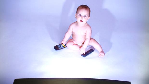 A brincadeira é mais valiosa para o desenvolvimento do cérebro infantil do que os meios eletrônicos.