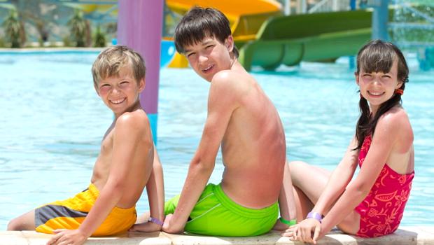 Estudo mostra que crianças passam protetor solar com menos frequência conforme envelhecem