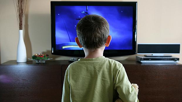 Crianças assistem a conteúdos inapropriados na TV