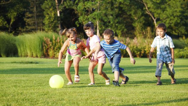 Obesidade infantil: Para reduzir o risco do problema, o melhor é aumentar a prática de atividade física entre as crianças