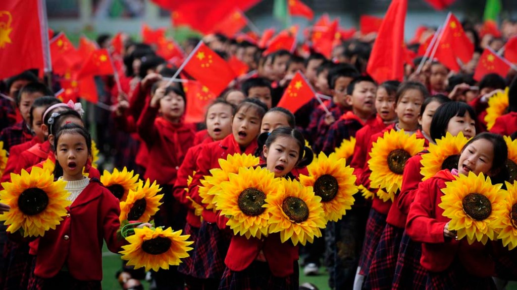 Crianças chinesas participam das comemorações do 90º aniversário do Partido Comunista Chinês, na cidade de Chongqing