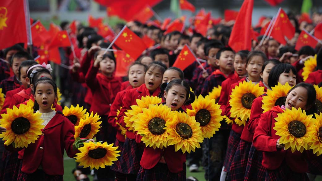 Crianças chinesas participam das comemorações do 90º aniversário do Partido Comunista Chinês, na cidade de Chongqing