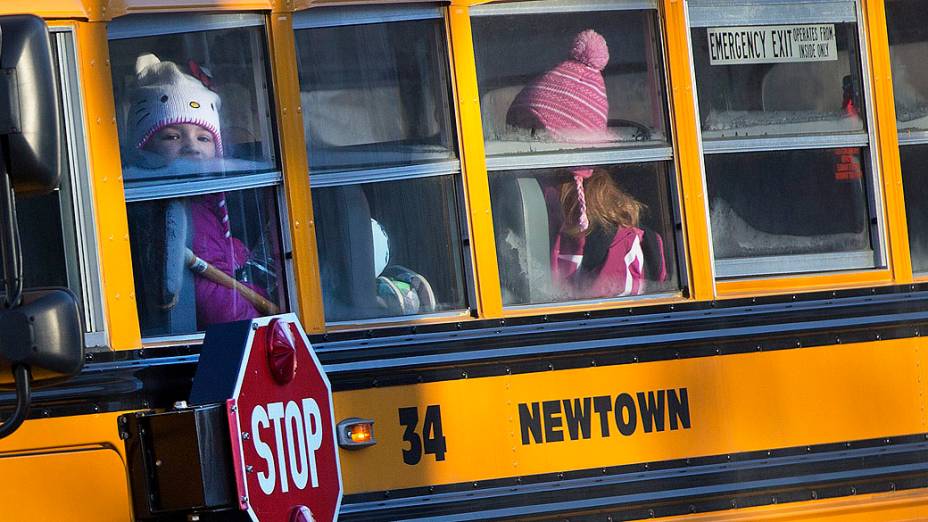 Sobreviventes da escola Sandy Hook voltam às aulas nesta quinta-feira (03). Alunos retornam aos estudos pela primeira vez desde massacre