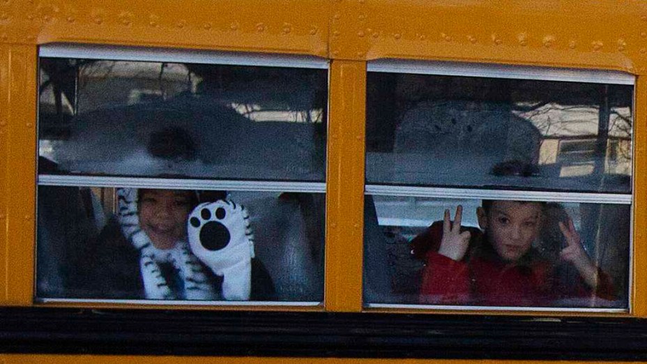 Sobreviventes da escola Sandy Hook voltam às aulas nesta quinta-feira (03). Alunos retornam aos estudos pela primeira vez desde massacre