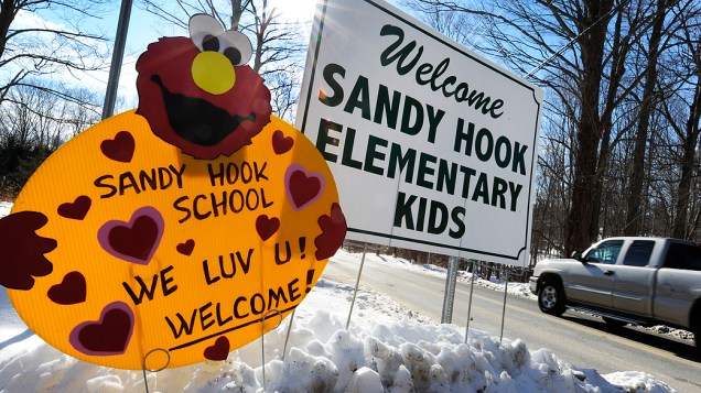 Os alunos da escola primária Sandy Hook retornam as aulas nesta quinta-feira (3)
